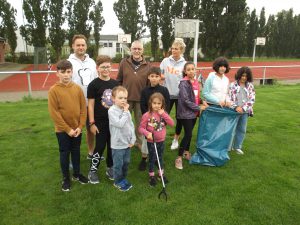Die Kindersportgruppe putzt den Rudolf-Diesel-Sportplatz (2021).